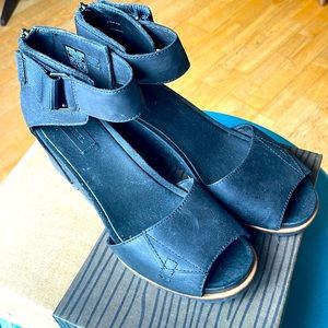 Sorel Size 11 Joanie peep toe wedge sandals!